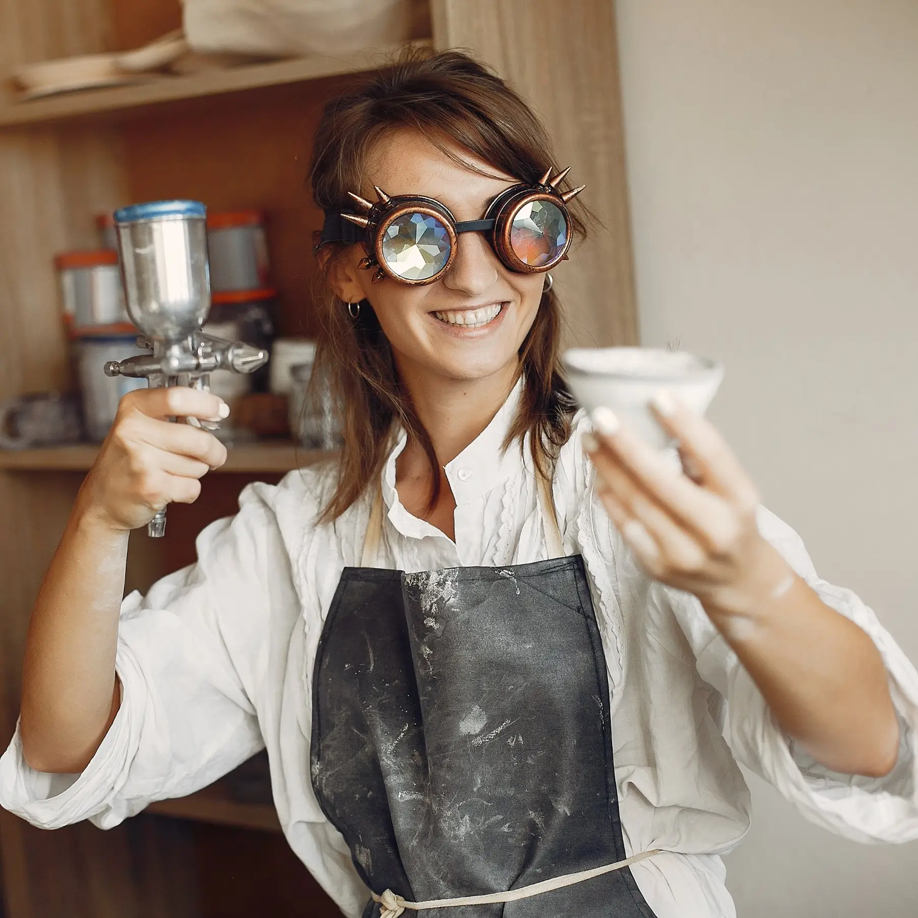 Anika Weiss Creative Pastry Portrait at GlazeRush.Webp Professional dessert portrait of Anika Weiss, founder of GlazeRush, presenting a chocolate cake topped with fresh figs in a bright studio setting. The image reflects her elegant, expressive baking style and the emotional, European-inspired dessert identity behind GlazeRush.